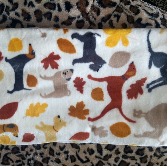 🐾Plush Blanket Dogs Throw Pugs Lab Dachshund Fall Leaves - Picture 6 of 6